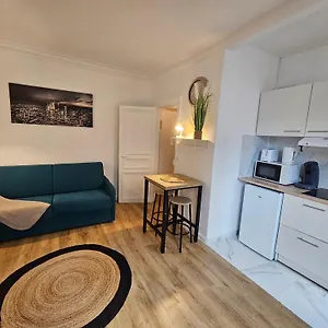 A Clichy Apartamento